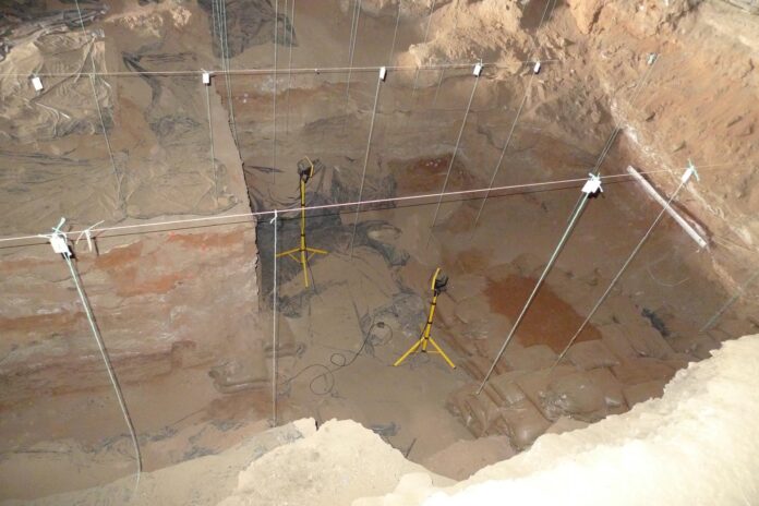 Interior de la cueva de Wonderwerk (Sudáfrica), donde se ha hecho este hallazgo en una imagen cedida por el Museo Nacional de Ciencias Naturales (MNCN-CSIC)
