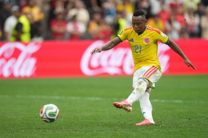 El delantero Jáminton Campaz recibió insultos y amenazas por fallar una oportunidad de gol en el partido contra Suiza que dejó a Colombia por fuera del Mundial. EFE/EPA/BOB FRID
