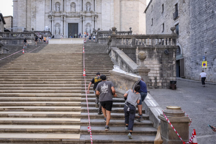 La catedral de Girona y su centro histórico acogen desde este lunes el rodaje de la película 'Enredados'. EFE/David Borrat
