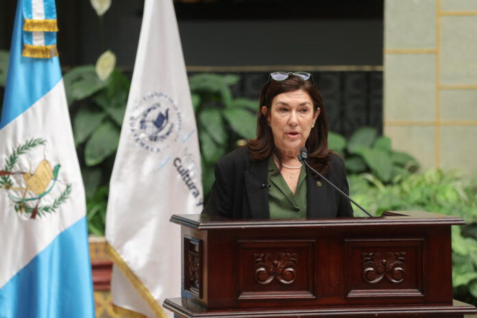 La coordinadora del Simposio, la arqueóloga Bárbara Arroyo, habla en el lanzamiento del 39 Simposio de Investigaciones Arqueológicas en Guatemala este martes, en el Palacio Nacional de la Cultura, en Ciudad de Guatemala (Guatemala). EFE/ Mariano Macz

