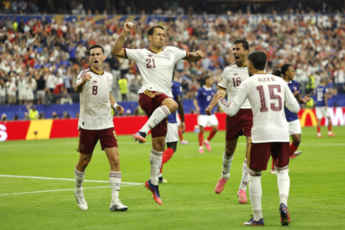 Los jugadores de España celebran un gol de Mikel Oyarzabal en la semifinal ante Francia del Mundial 2026. EFE/Lavandeira Jr
