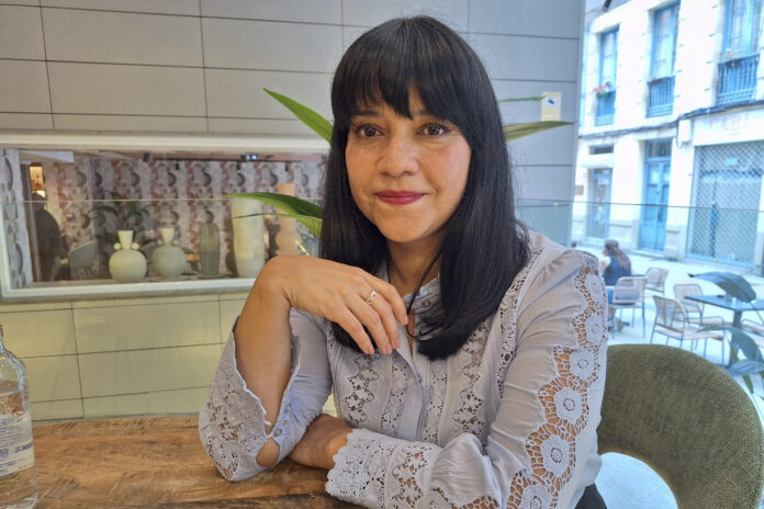 La escritora y periodista mexicana Gabriela Damián ha avanzado este jueves que su próximo libro, en el que ya está trabajando, llevará a los lectores a una utopía con menos tecnología y con una humanidad más unida a la naturaleza. EFE/ Alfredo Oliveros
