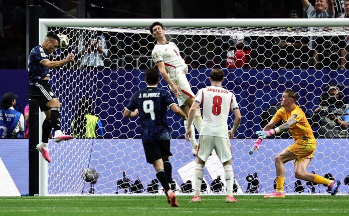 El gol de cabeza de Lautaro Martínez (i) con el que Argentina avanzó a la final del Mundial 2026 al vencer 1-2 a Inglaterra. EFE/EPA/RONALD WITTEK
