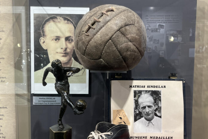 La imagen es seductora: un futbolista elegante que desafió con el balón al régimen más brutal de su tiempo. Pero la historia real del austríaco Matthias Sindelar, el 'Mozart del fútbol', el héroe de la gambeta, dista mucho de su persistente leyenda de resistencia al nazismo. EFE/ Luis Lidón
