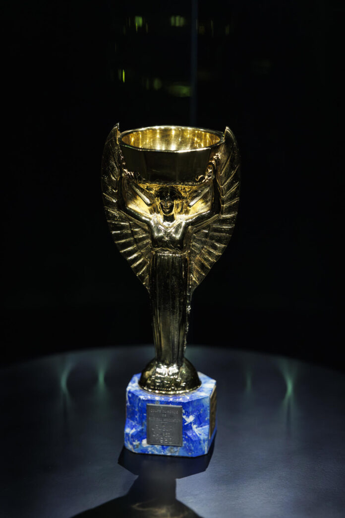 Réplica del trofeo Jules Rimet expuesto el 8 de junio en Nueva York durante la inauguración de la exposición 'Legacies of Champions' en el Rockefeller Center. EFE/ Alfonso Lozano
