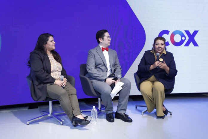 La coordinadora de movilidad humana, Ivette Silva (i), el responsable de la oficina de equidad e inclusión, Luis Uribe (c), y la directora general de ayuda en acción México, Tania Rodríguez, participan en una conferencia en Ciudad de México (México). EFE/Sáshenka Gutiérrez
