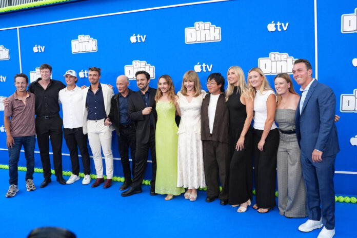 El elenco de la película 'The Dink' posan en la alfombra durante su estreno este lunes, en Los Ángeles (Estados Unidos). EFE/ Omar Alonso
