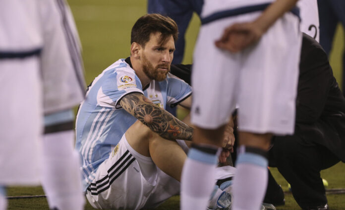 El 26 de junio de 2016, Argentina, con Lionel Messi a la cabeza, perdió ante Chile la final de la Copa América Centenario en el estadio MetLife. EFE/DAVID FERNÁNDEZ
