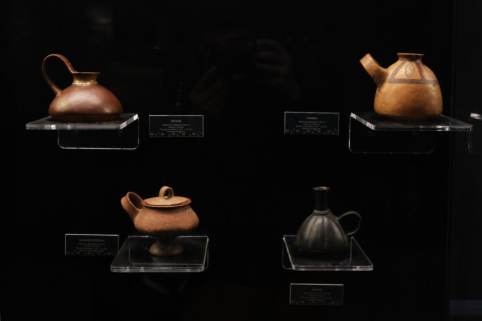 Fotografía que muestra vasijas prehispánicas en el Museo Nacional de Arqueología este jueves, en La Paz (Bolivia). EFE/ Luis Gandarillas
