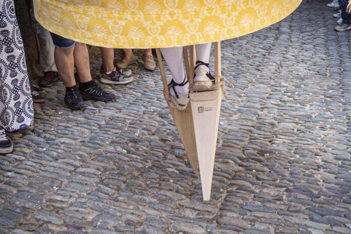 Los Danzadores de Anguiano protagonizan una ancestral tradición riojana donde ocho jóvenes se lanzan por una empinada cuesta empedrada sobre zancos de madera de 50 centímetros. Fiesta de Interés turístico Nacional y Bien de Interés Cultural de carácter inmaterial, se celebra cada año en honor a Santa María Magdalena.- EFE/Raquel Manzanares

