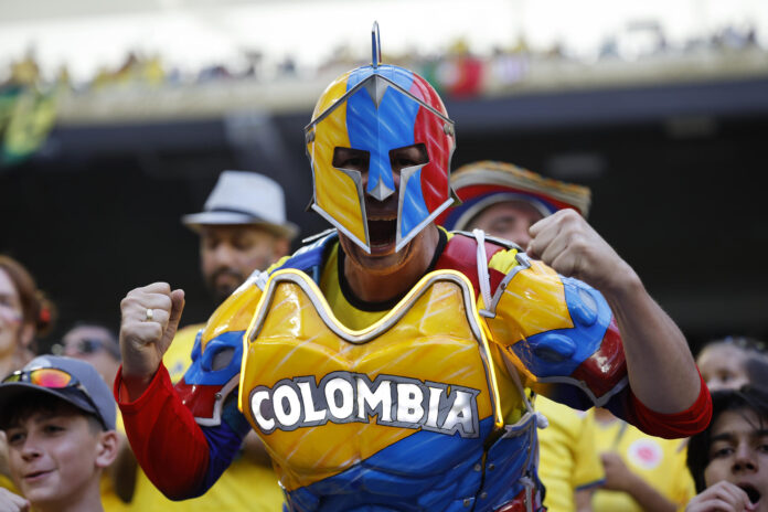 La selección de Colombia y sus hinchas establecerán este martes un hito al convertirse en la única representación entre las 48 que tomaron parte en el Mundial 2026 en afrontar partidos en México, Estados Unidos y Canadá, los tres países anfitriones de la edición 23 del torneo, un auténtico desafío logístico y físico para los cafeteros. EFE/ Alberto Estevez
