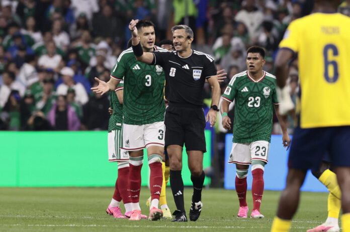 El árbitro esloveno Slavko Vincic dirigirá la final entre España y Argentina. En la foto, durante el juego entre México y Ecuador, en el estadio Azteca. EFE/José Méndez
