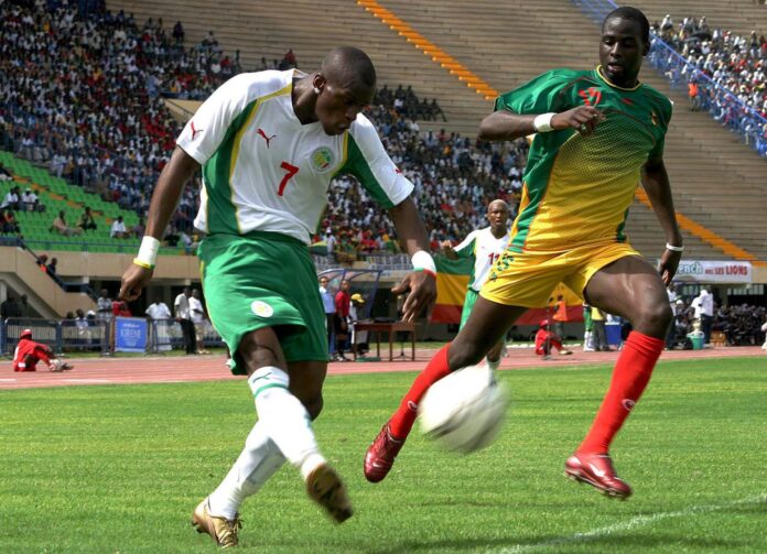 Henri Camara (izq.), de Senegal. EFE/Pierre Holtz
