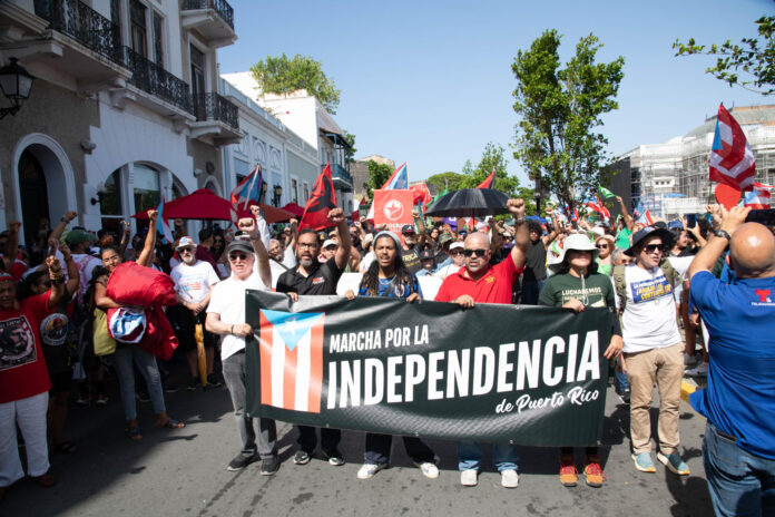 Personas se manifiestan durante la 'Marcha por la Independencia de Puerto Rico' este sábado en San Juan (Puerto Rico). EFE/ Enid M Salgado
