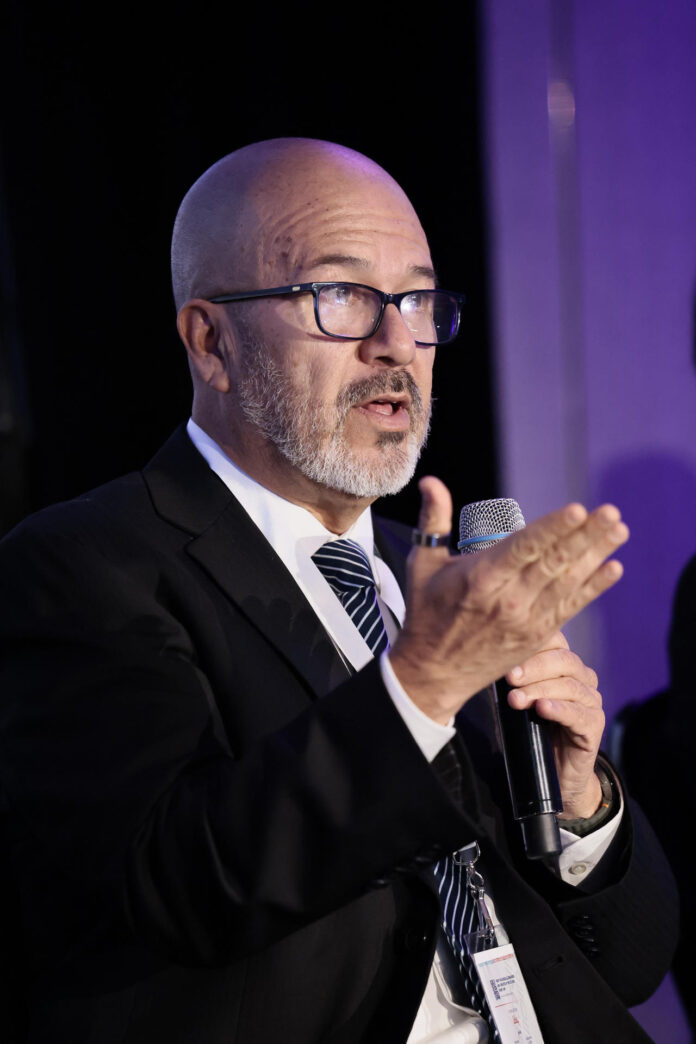 El exministro de salud de Perú Víctor Zamora habla durante una rueda de prensa este miércoles, en Ciudad de México (México). EFE/José Méndez
