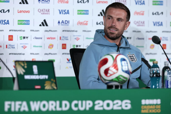 Fotografía del pasado 4 de julio del jugador inglés Jordan Henderson en una rueda de prensa en Ciudad de México. EFE/José Méndez
