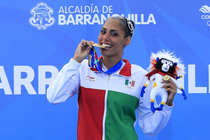 Fotografía de archivo del 31 de julio de 2018 en la que se observa a la mexicana Nuria Diosdado al posar con la medalla de oro de la prueba de nado sincronizado solo libre en los XXIII Juegos Centroamericanos y del Caribe 2018 en Barranquilla (Colombia). Diosdado es la deportista más ganadora de medallas de oro de los Juegos Centroamericanos y del Caribe con 18 preseas. EFE/Ricardo Maldonado Rozo/ARCHIVO
