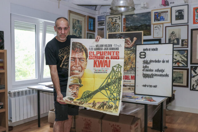 El artista plástico Aris Rosino muestra alguno de los materiales que está recogiendo de cara a organziar una exposición que reconstruirá la historia de cines de Torrelavega, con fotografías, carteles originales, entradas, programas de mano, testimonios y objetos conservados durante décadas en cajones y colecciones particulares.EFE/Javier G. Paradelo
