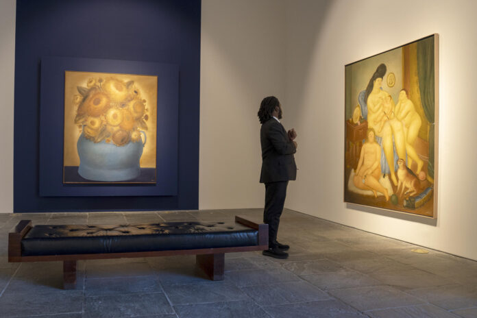 Una persona observa la obra 'Familia Protestante' del artista Fernando Botero, exhibida este jueves en Nueva York (EE.UU.). EFE/Ángel Colmenares
