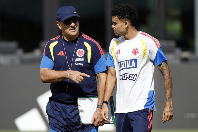 El entrenador de la selección de Colombia, Néstor Lorenzo (i), y el jugador Luis Díaz. EFE/Alberto Estévez

