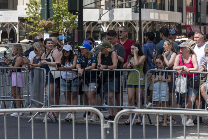 Seguidores de Taylor Swift, apodados 'Swifties', esperan bajo temperaturas de unos 40 grados centígrados con la esperanza de ver el mínimo detalle de la boda de su ídola con el jugador de fútbol americano Travis Kelce en los alrededores del Madison Square Garden en Nueva York (Estados Unidos). EFE/ Ángel Colmenares
