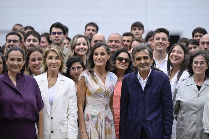La reina Letizia (c) junto a la presidenta ejecutiva de Adolfo Domínguez, Adriana Domínguez (i) y el fundador y diseñador Adolfo Domínguez (2d) visita este viernes, 24 de julio, víspera del Día de Galicia, las instalaciones de Adolfo Domínguez en San Cibrao (Ourense) por los 50 años de la firma decana de la moda española y la primera en cotizar en bolsa, cuyas riendas llevan ahora las hijas del diseñador gallego. EFE/ Brais Lorenzo
