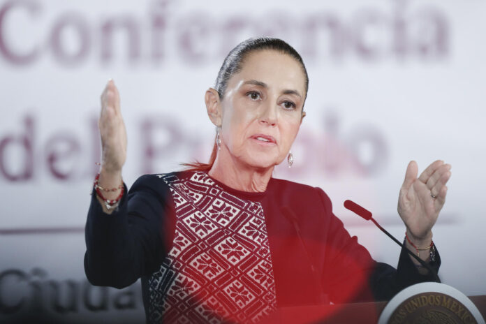 La presidenta de México, Claudia Sheinbaum, habla en una rueda de prensa este martes en el Palacio Nacional en la Ciudad de México (México). EFE/Isaac Esquivel
