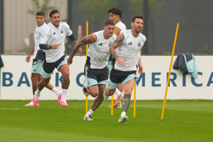 La selección argentina pudo salir este sábado al campo de entrenamiento de la Academia Red Bull en Morristown, aunque el comienzo de una nueva tormenta amenaza con volver a suspenderlo. Así se pone a punto la Albiceleste para la final del Mundial, el domingo frente a España. EFE/Ángel Colmenares
