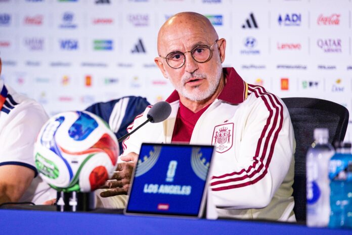 El seleccionador nacional de España, Luis de la Fuente, elogió a Cristiano Ronaldo la víspera del duelo ante Portugal en octavos de final del Mundial 2026. EFE/EPA/CHRIS TORRES

