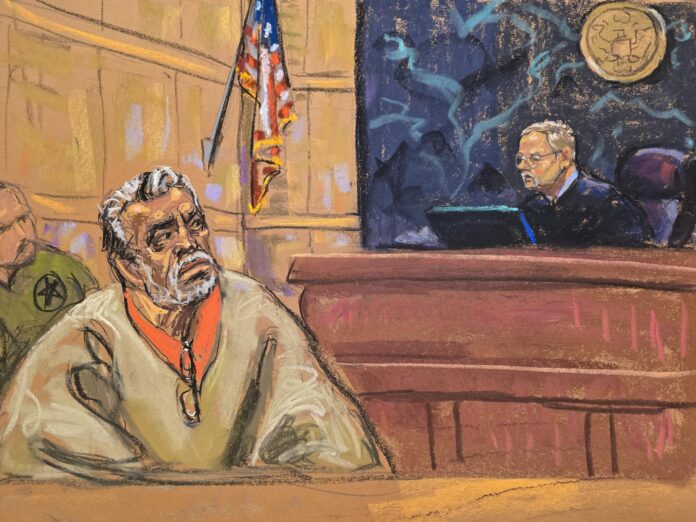 Fotografía de archivo de un dibujo realizado por la artista Jane Rosenberg del juez Brian Cogan (d) frente al narcotraficante mexicano Ismael 'el Mayo' Zambada durante el juicio realizado en el Tribunal Federal de Brooklyn, en Nueva York (Estados Unidos). EFE/ Jane Rosenberg
