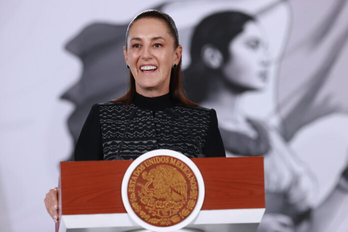 La presidenta de México, Claudia Sheinbaum, habla durante una rueda de prensa este miércoles, en Palacio Nacional de la Ciudad de México (México). EFE/ Mario Guzmán
