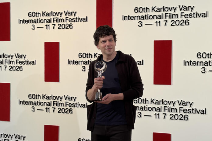 El actor y cineasta estadounidense Jesse Eisenberg recibió este sábado el Premio del Presidente en el Festival Internacional de Cine de Karlovy Vary por su 