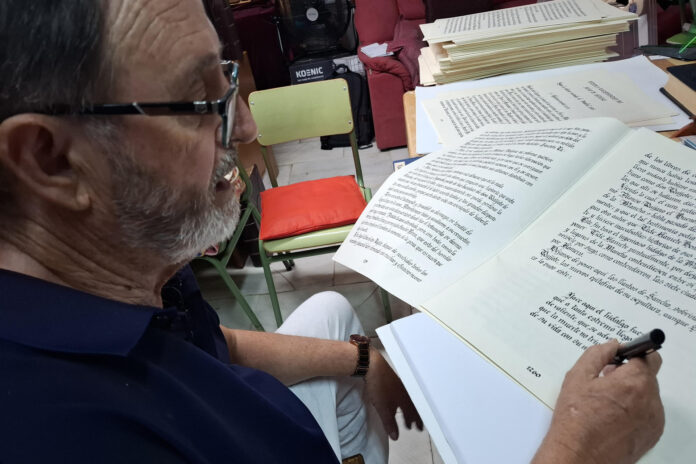 El español Manuel Marín Navarro muestra su copia manual del 'Quijote