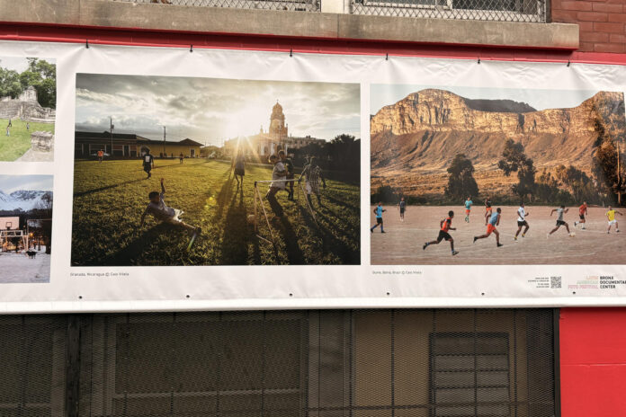 Fotografía de la novena edición del Latin American Foto Festival donde fotógrafos de diez países de Latinoamérica muestran en el Bronx Documentary Center trabajos que cuentan impactantes historias de negligencia ambiental, repercusiones de la violencia, transformación política, migración, memoria y lucha comunitaria, este jueves en Nueva York (Estados Unidos). EFE/ Ruth E. Hernández
