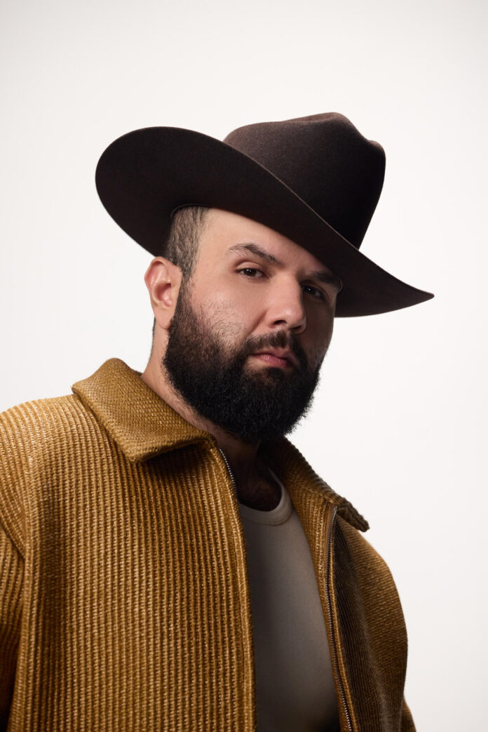 Fotografía cedida por La Bulla PR Agency donde aparece el cantante mexicano Carín León, quien lidera con nueve nominaciones la decimotercera edición de Premios Juventud, que este año se celebrará por primera vez en Europa, el próximo 3 de septiembre en Marbella (España), según anunció este martes TelevisaUnivision. EFE/Manuel Zúñiga /La Bulla PR Agency /SOLO USO EDITORIAL /NO VENTAS /SOLO DISPONIBLE PARA ILUSTRAR LA NOTICIA QUE ACOMPAÑA /CRÉDITO OBLIGATORIO
