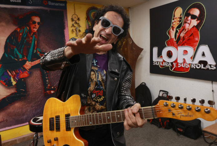 El cantautor mexicano y líder de la banda de rock 'El Tri' Alex Lora posa durante una entrevista con EFE este sábado, en Ciudad de México (México). EFE/ Mario Guzmán
