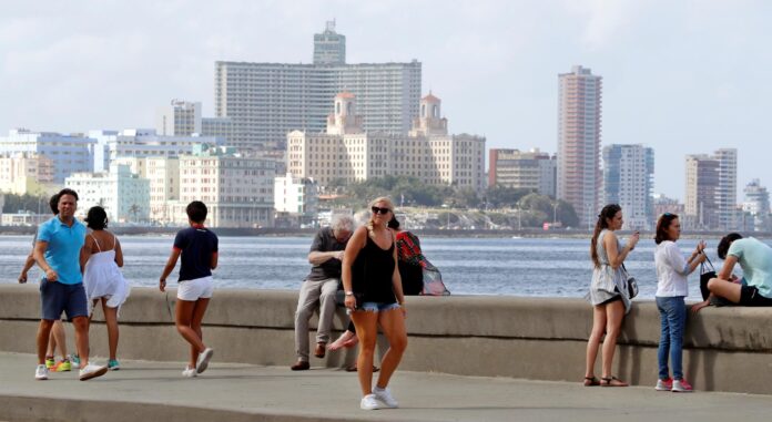 Un grupo de turistas camina por el Malecón habanero en La Habana (Cuba). Imagen de archivo. EFE/Ernesto Mastrascusa
