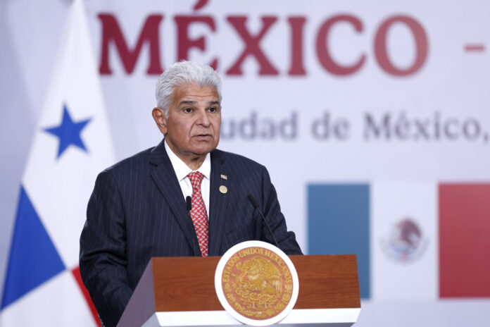 El presidente de Panamá, José Raúl Mulino, habla en una rueda de prensa este miércoles, en el Palacio Nacional de Ciudad de México (México). EFE/ Sáshenka Gutiérrez
