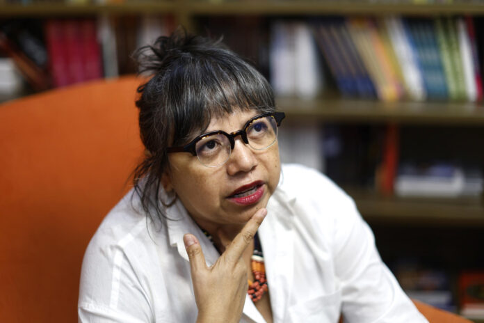 La escritora mexicana Brenda Ríos habla durante una entrevista con EFE este jueves, en la Ciudad de México (México). EFE/Sáshenka Gutiérrez
