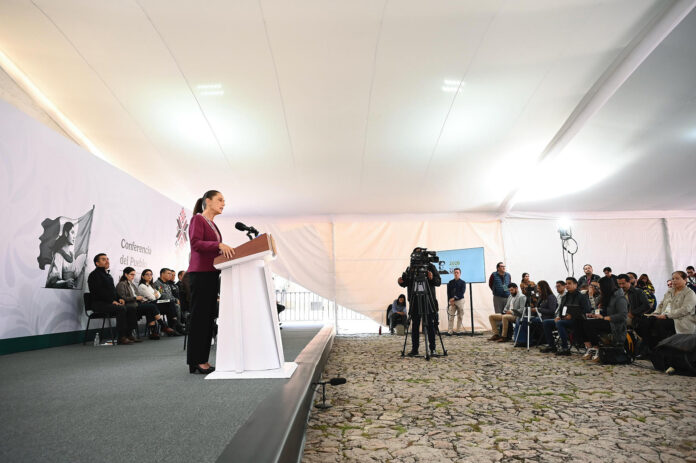 Fotografía cedida por la Presidencia de México que muestra a la mandataria, Claudia Sheinbaum, al hablar durante su rueda de prensa este 3 de julio, en Morelia (Michoacán, México). EFE/Presidencia de México
