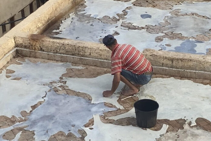Un hombre pone pieles a secar en la curtiduría de Chouara, la más grande y más visitada por los turistas de las tres que existen en la Medina de Fez. Las terrazas que rodean las curtidurías de Fez se llenan a diario de curiosos para presenciar una estampa icónica de Marruecos: cubas de piedra donde se curte la piel como en la Edad Media. Abajo, los artesanos manejan cal y químicos. Lo que para unos es una postal turística, para otros es un trabajo extenuante, insalubre y mal pagado. EFE/Fatima Zohra Bouaziz
