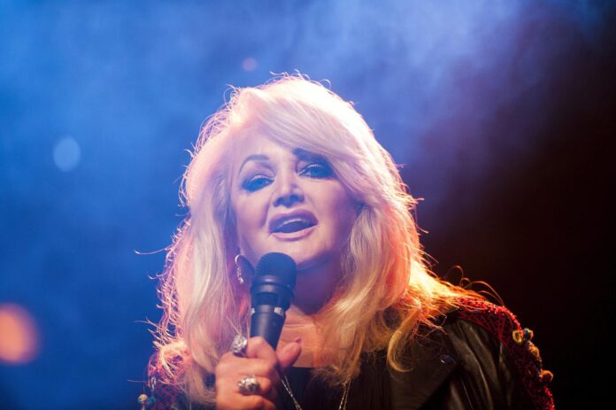 FOTO ARCHIVO. La cantante Bonnie Tyler durante un concierto en Debrecen, Hungría. EFE/EPA/ZSOLT CZEGLEDI
