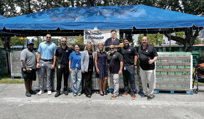 La comisionada (concejal) del condado de Miami-Dade, Vicki L. López (cd), posa junto a trabajadores de los Marlins y los transportistas de ayuda a Venezuela este lunes en el estacionamiento del estadio loanDepot Park en Miami, Florida (EE.UU.). EFE/Pablo Urbón
