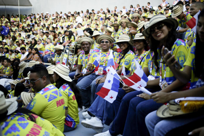 Integrantes del grupo folclórico de Panamá fueron captados este 27 de julio, durante la inauguración del XIII Festival Interuniversitario Centroamericano de la Cultura y el Arte (FICCUA 2026), en la Universidad Nacional Autónoma de Honduras (UNAH), en Tegucigalpa (Honduras). EFE/Gustavo Amador
