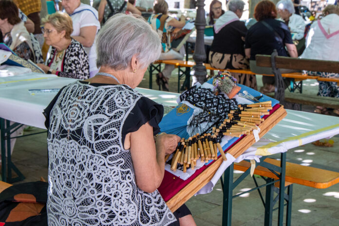Unas 170 encajeras de diferentes comunidades autónomas participan este sábado en la localidad riojana de Fuenmayor en un encuentro nacional de Encajeras dentro de la tradicional, XXXIII Feria de Artesanía y Vino. EFE/Raquel Manzanares
