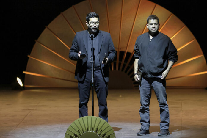 Los periodistas Carlos Martinez (i) y Oscar Martinez reciben el premio como ganadores en la categoría Texto durante la ceremonia de entrega del los Premios Gabo en el Teatro Municipal Jorge Eliécer Gaitán este viernes, en Bogotá (Colombia). EFE/ Carlos Ortega
