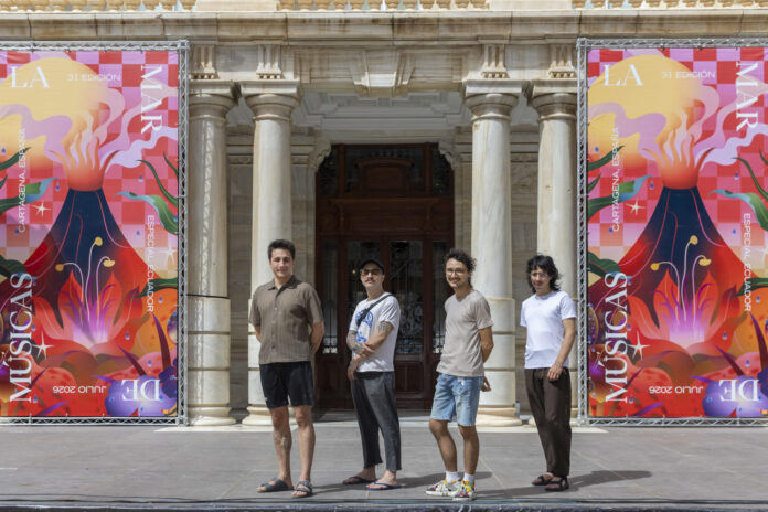 Los miembros de la banda ecuatoriana Lolabúm posan durante una entrevista con Efe este sábado, en Cartagena (sureste), donde darán su primer concierto en España, en el festival La Mar de Músicas. EFE/ Marcial Guillén

