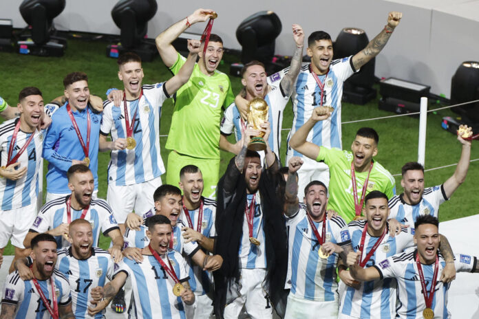 La selección de Argentina celebra el 18 de diciembre de 2022 la conquista del Mundial de Catar en la ciudad de Lusail. EFE/ Alberto Estevez
