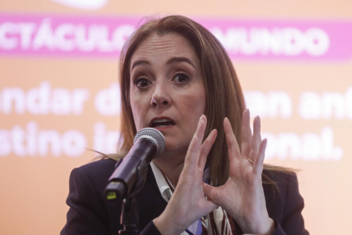 La secretaria de Turismo de Nuevo León, Maricarmen Martínez Villrreal, habla durante una rueda de prensa este jueves, en Ciudad de México (México). EFE/Isaac Esquivel
