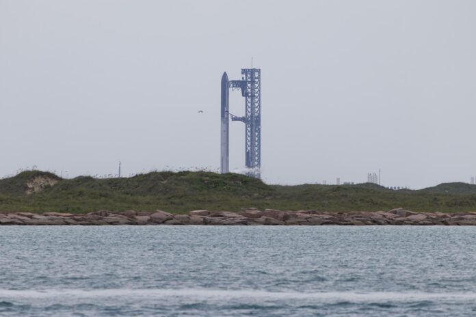 Fotografía de archivo en la que se captó al cohete de gran tonelaje Starship de SpaceX, en su plataforma de lanzamiento, en la ilsa South Padre (Texas, EE.UU.). EFE/Michael González
